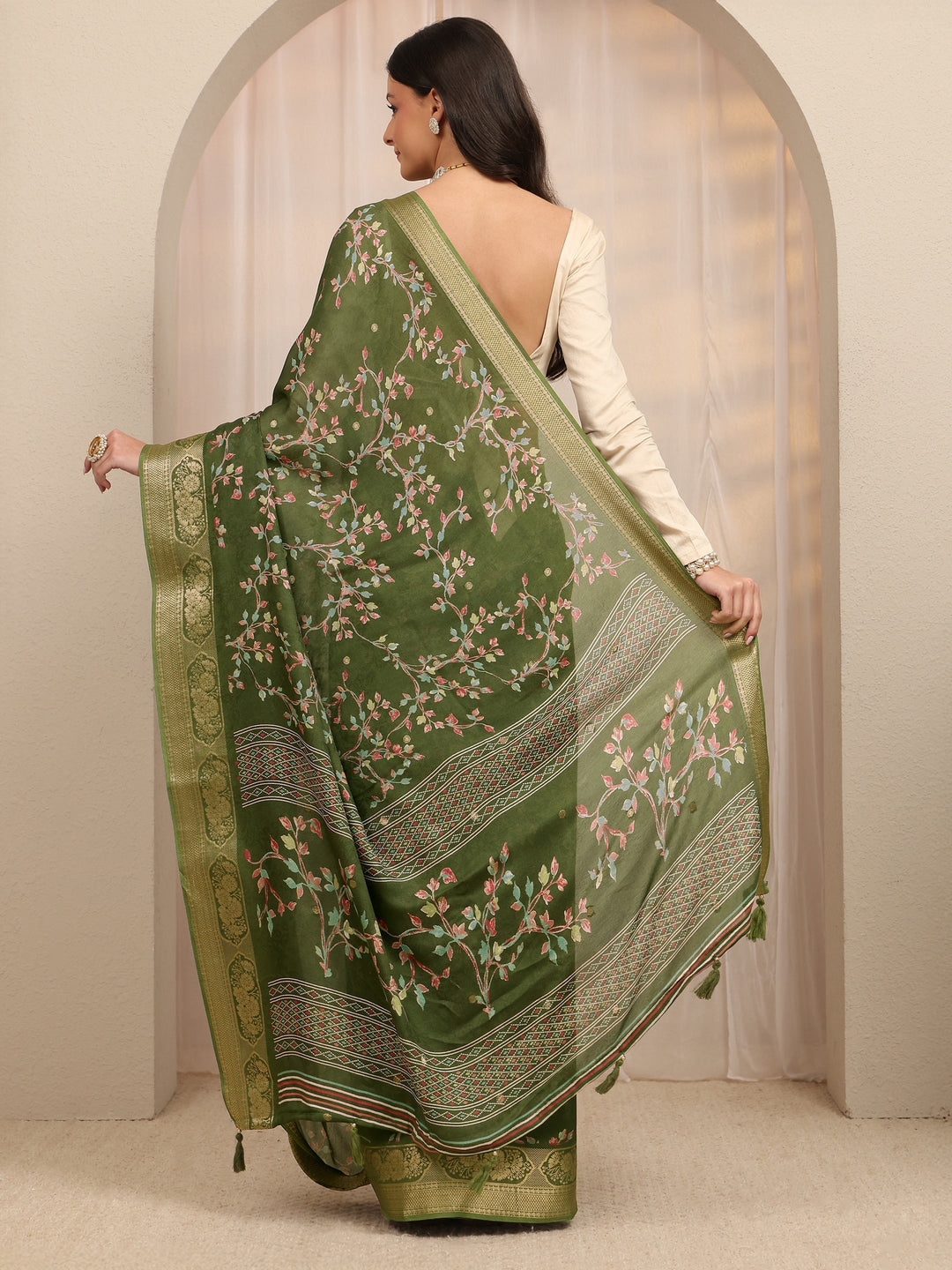  Green Floral Printed Silk Blend Saree 
With Unstitched Blouse Piece 