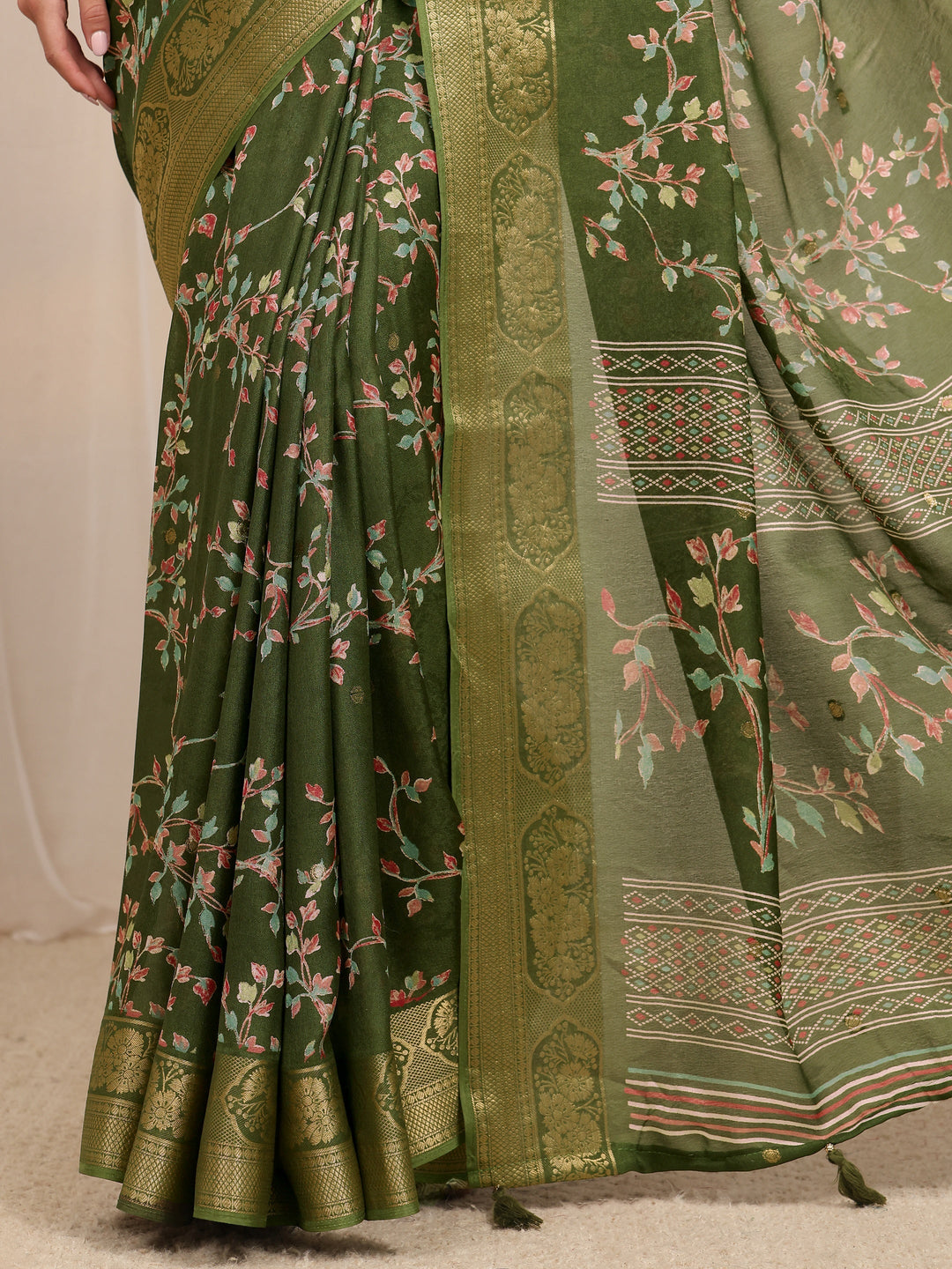  Green Floral Printed Silk Blend Saree 
With Unstitched Blouse Piece 
