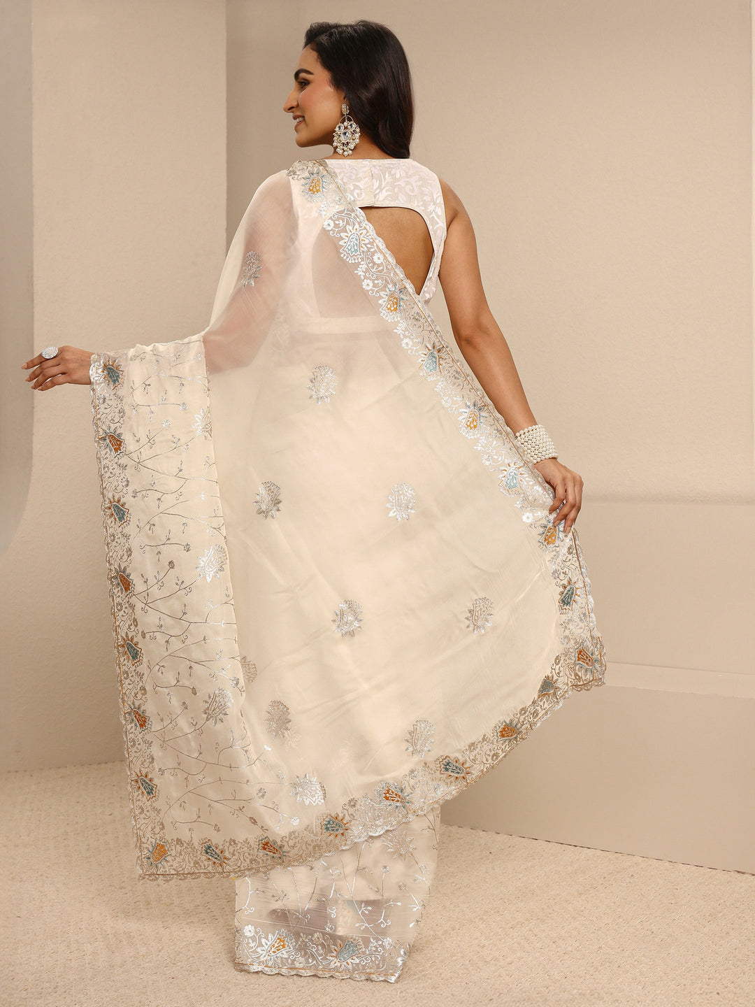  Off White Embellished Silk Blend Saree With Unstitched Blouse Piece 
