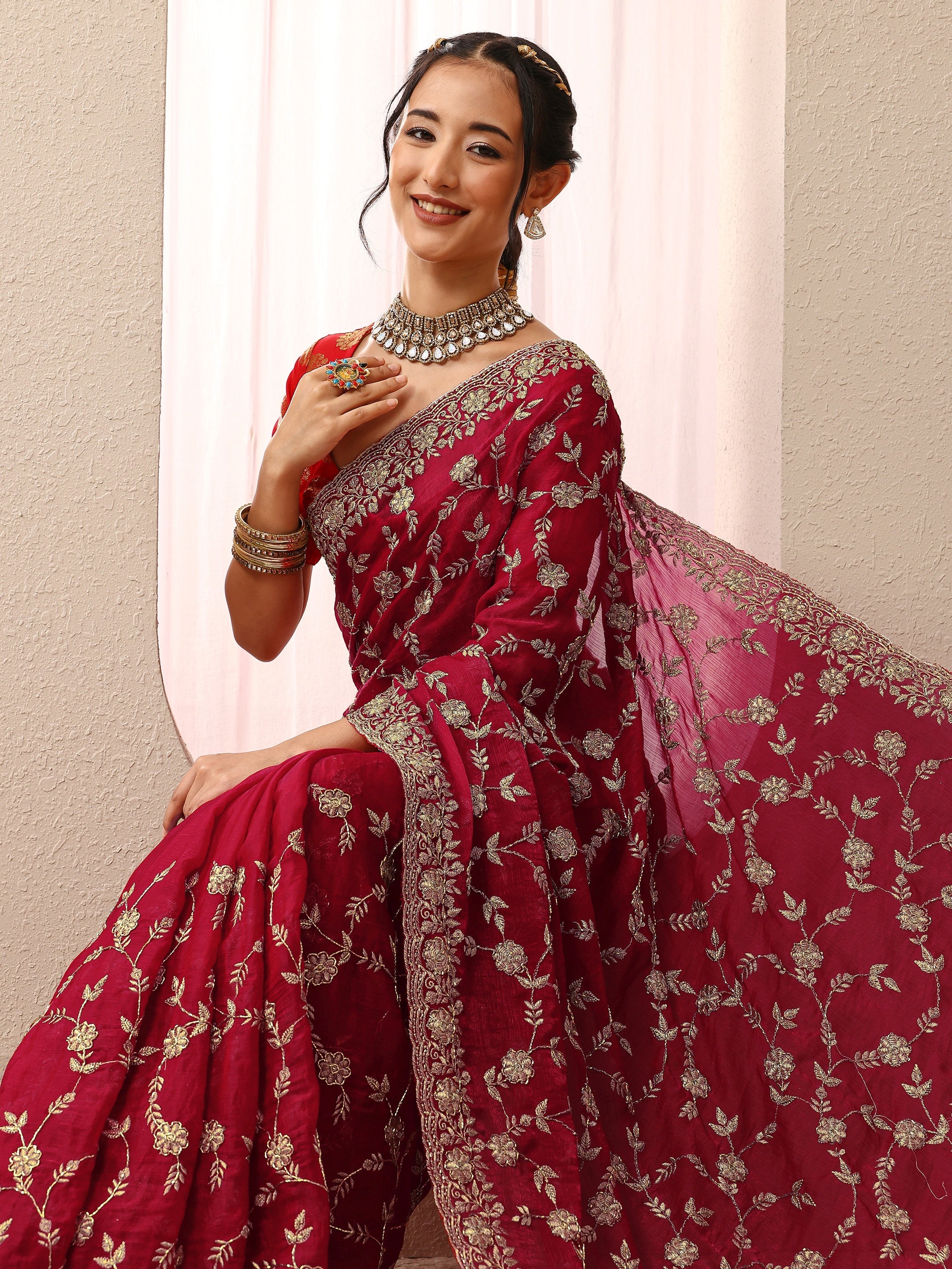 Red Floral Embellished Chiffon Saree With Unstitched Blouse Piece-image-45