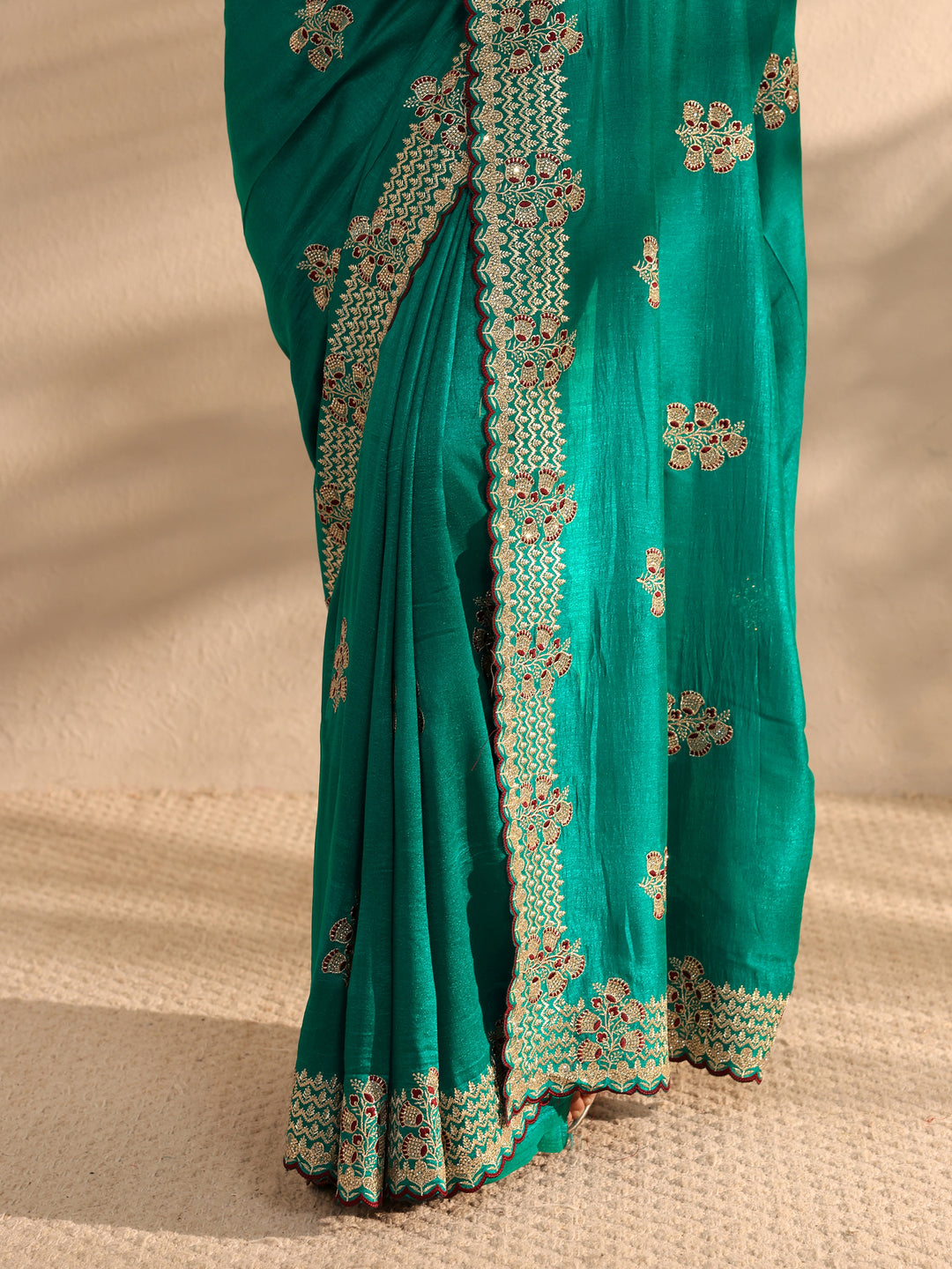  Green Embellished Silk Blend Saree 
With Unstitched Blouse Piece 