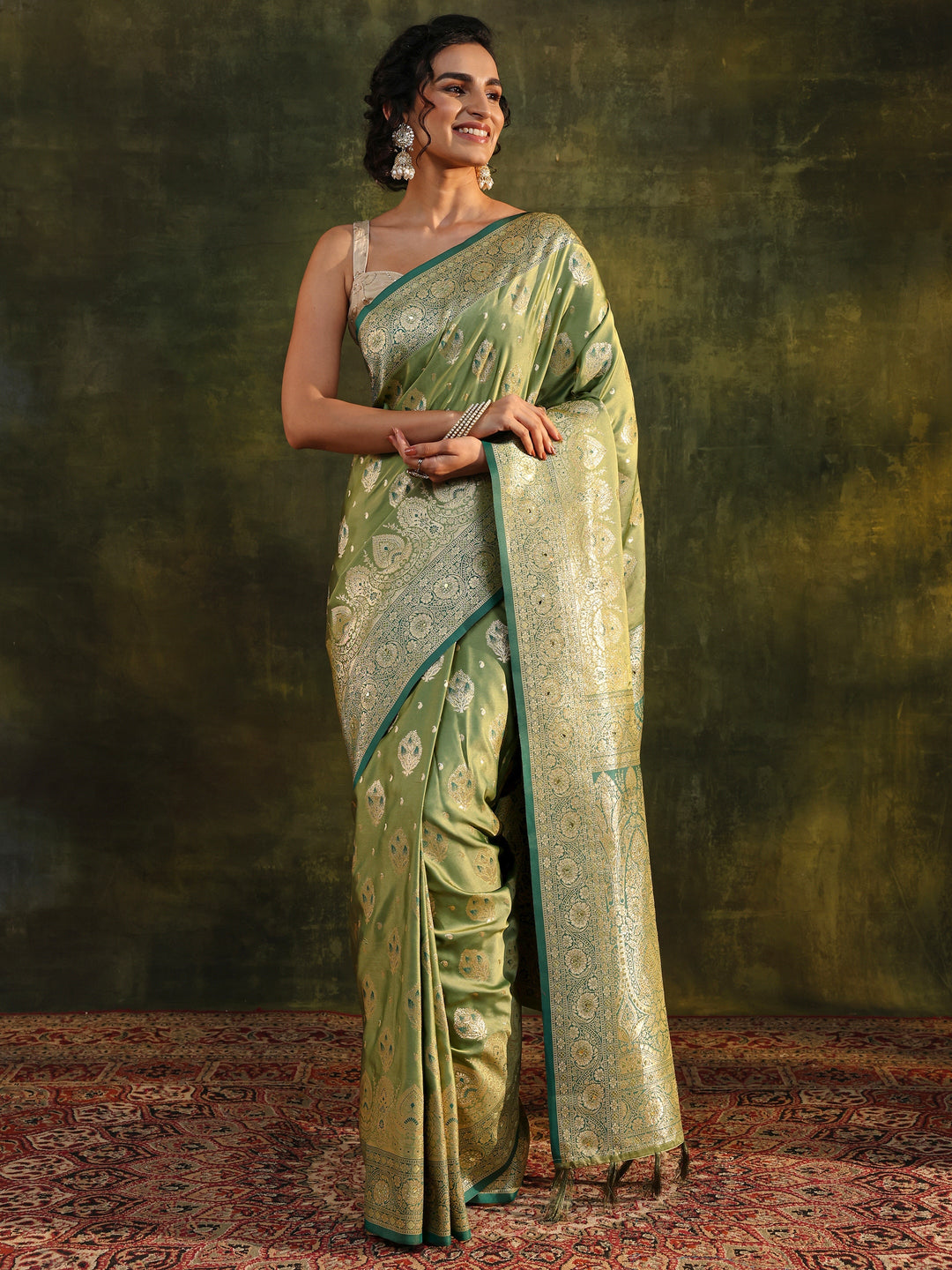 Green Woven Design Silk Blend Banarasi Saree With Unstitched Blouse Piece