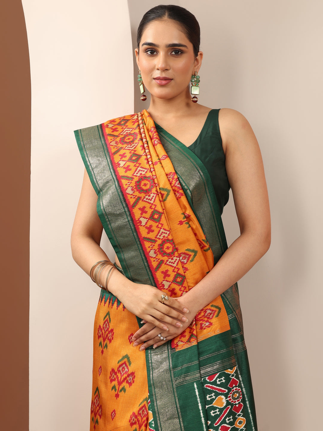 Mustard Printed Silk Blend Saree With Unstitched Blouse Piece