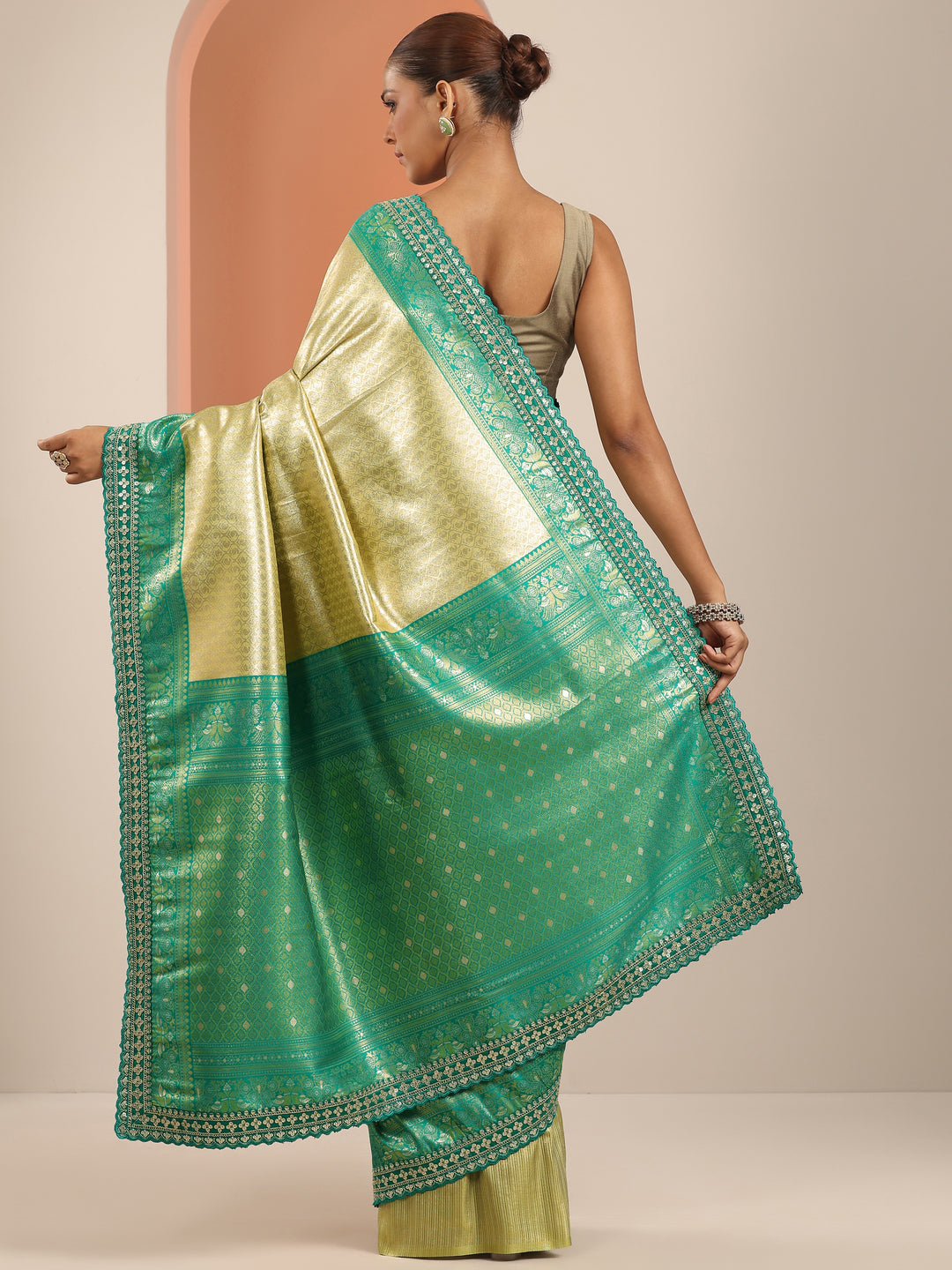  Green  Silk Blend Saree With Unstitched Blouse Piece 