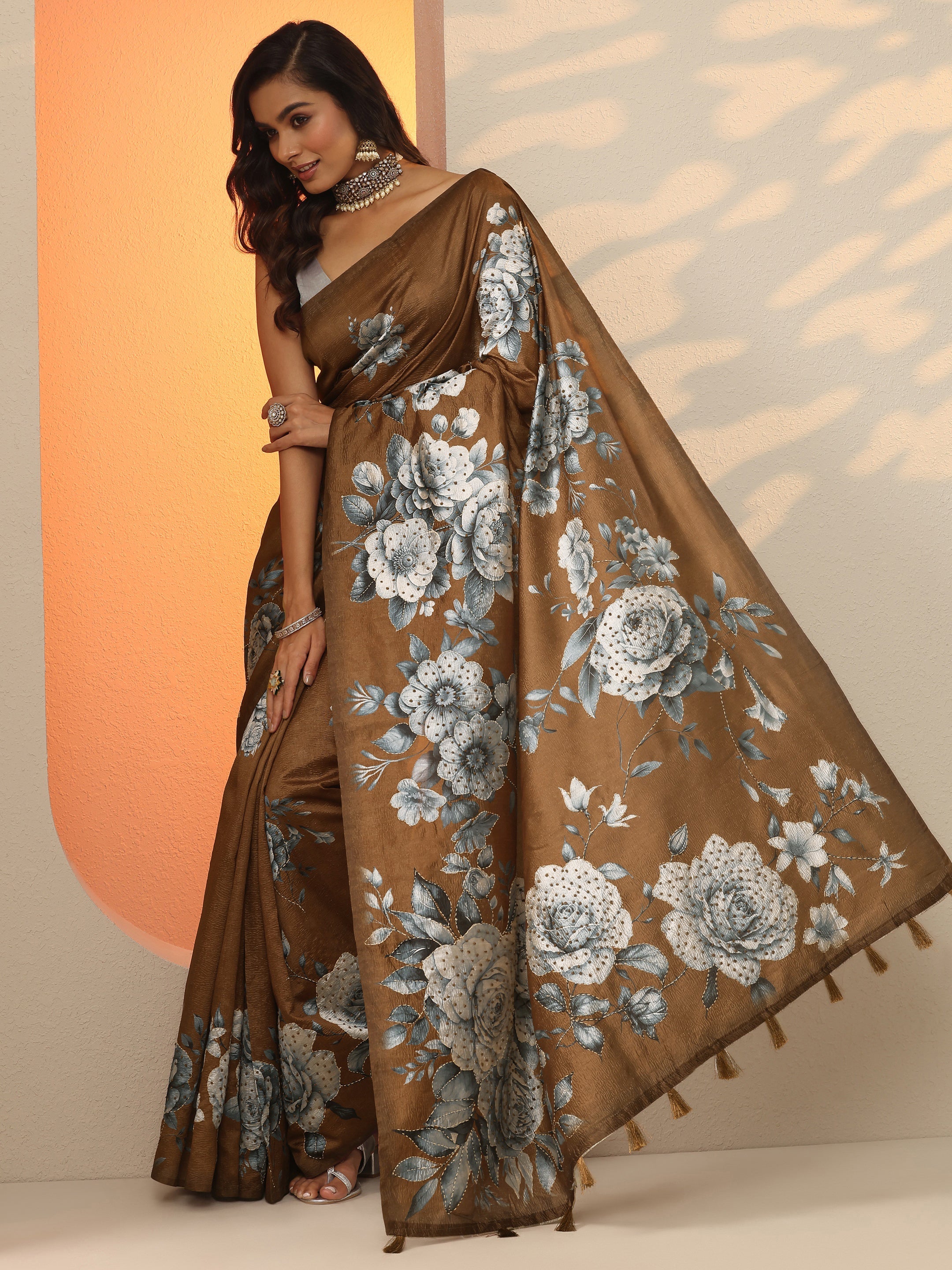 Brown Embellished Silk Blend Saree With Unstitched Blouse Piece-image-17