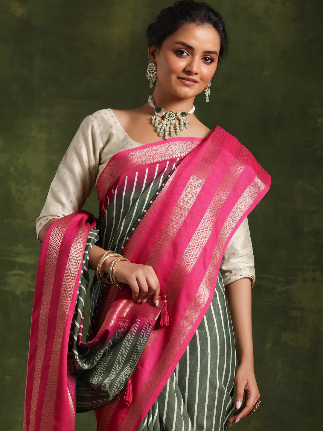 Green Printed Silk Blend Saree With Unstitched Blouse Piece - Libas 