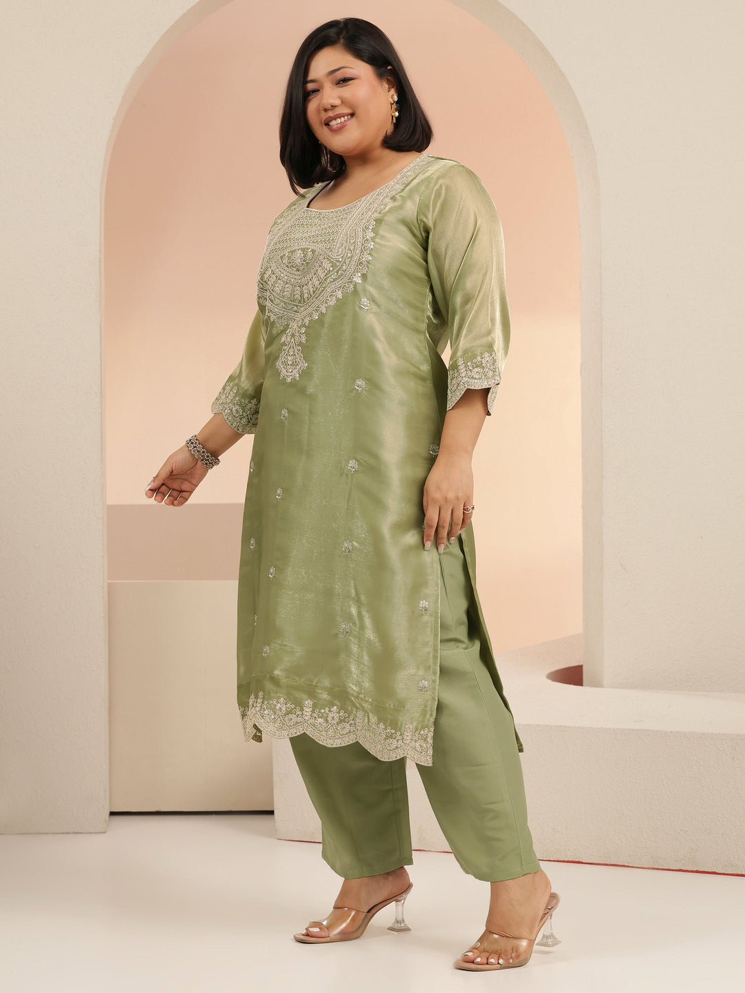  Plus Size Green Floral Embroidered Tissue Straight Suit Set 