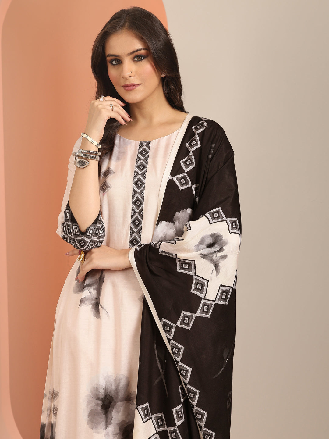  Off white Geometric Printed Muslin Straight Suit Set With Dupatta 