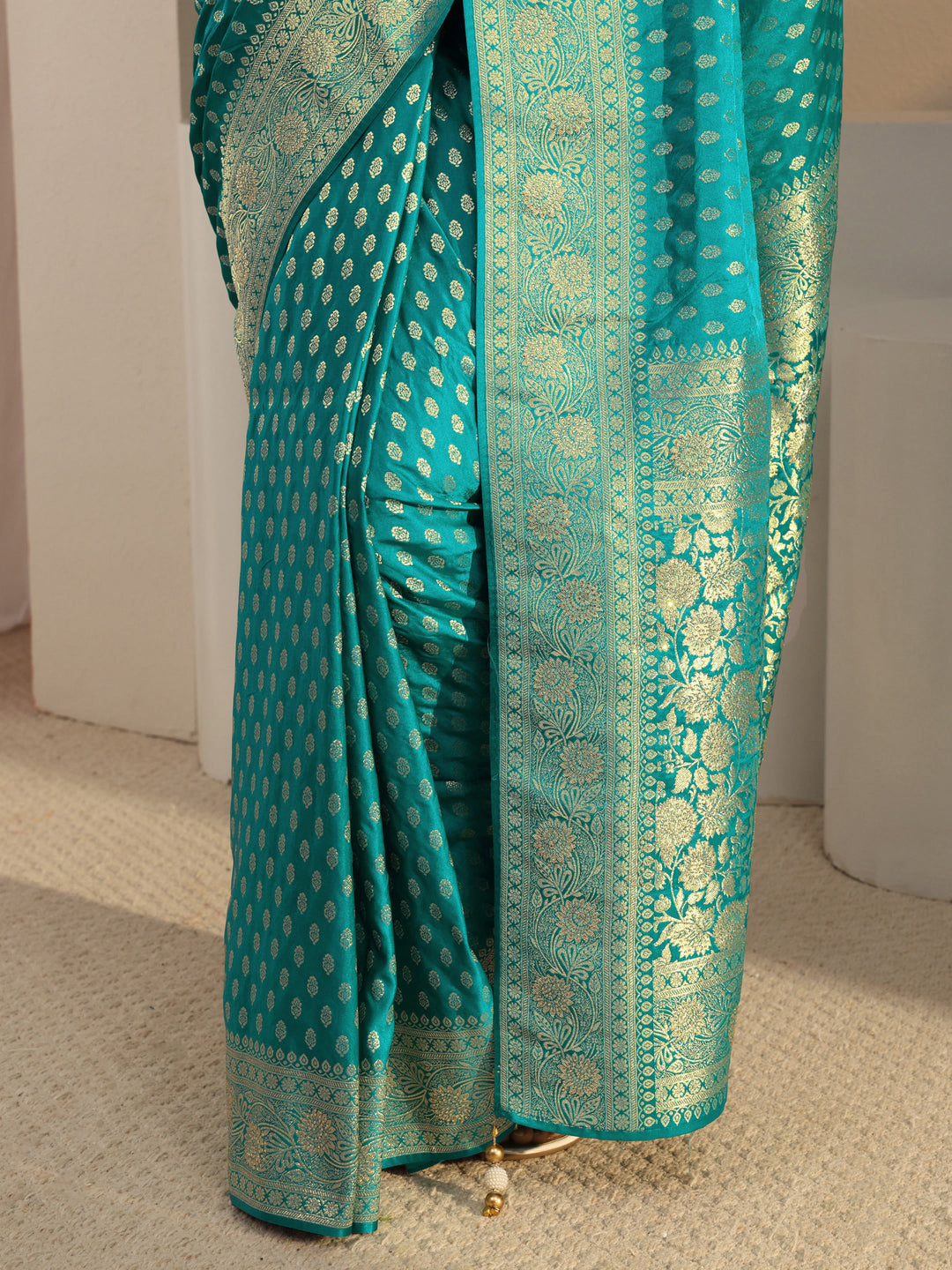  Green Banarasi Silk Blend Saree With Unstitched Blouse Piece 