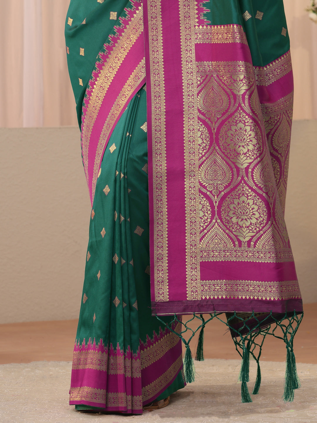  Green Ethnic Motif Self Design Silk Blend Saree 