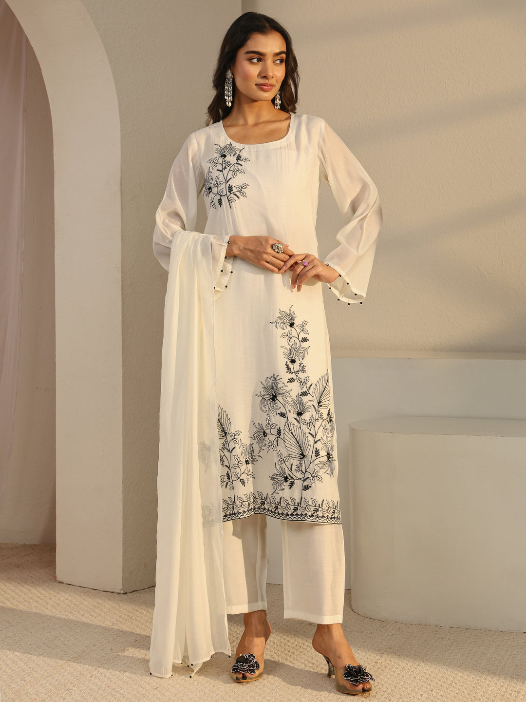  Off White Floral Embroidered Chanderi Silk Straight Suit Set With Dupatta 