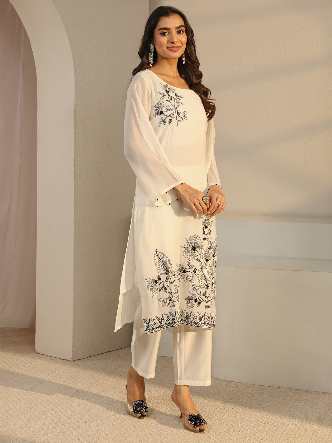 Off White Floral Embroidered Chanderi Silk Straight Suit Set With Dupatta 