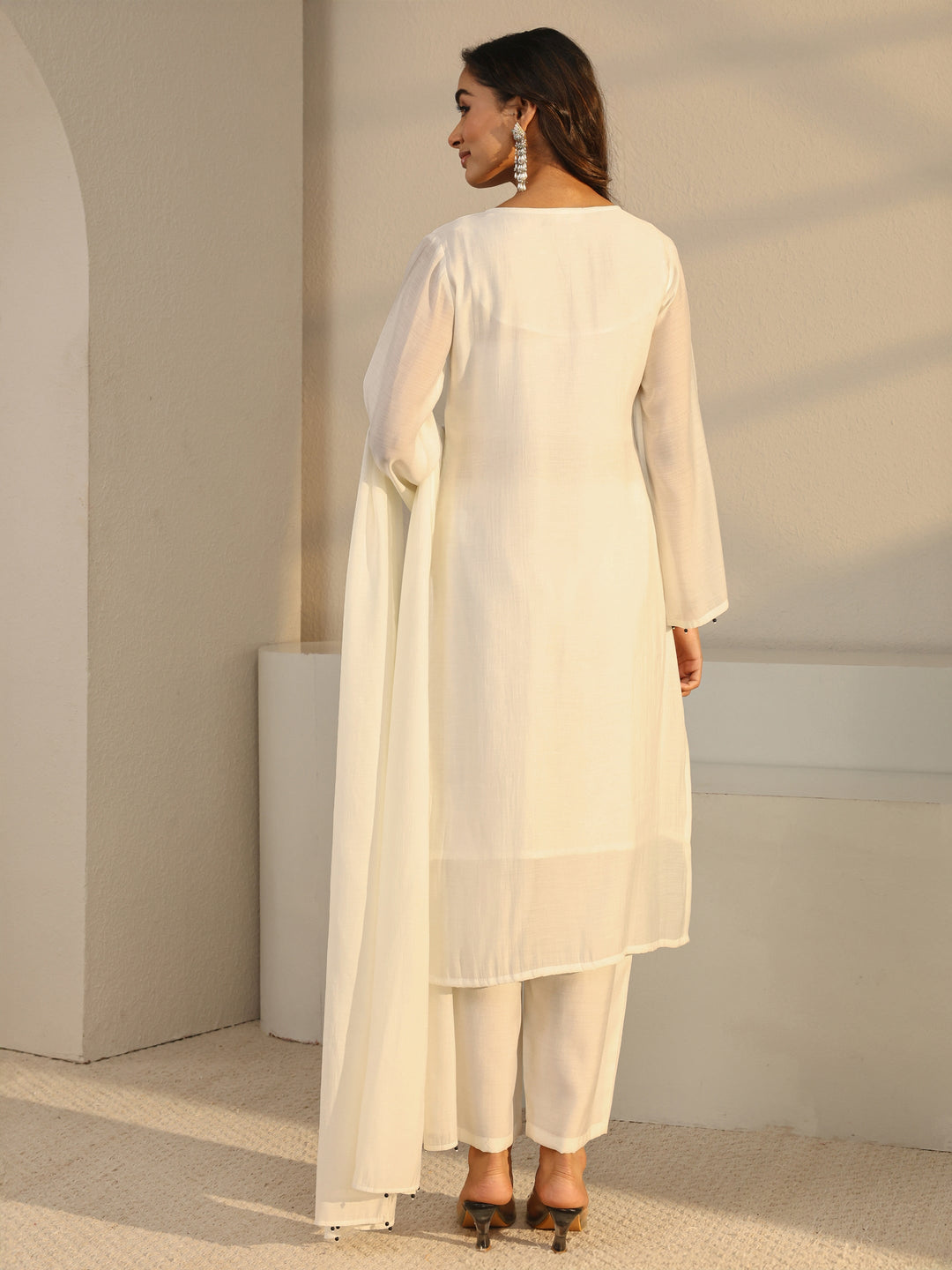  Off White Floral Embroidered Chanderi Silk Straight Suit Set With Dupatta 