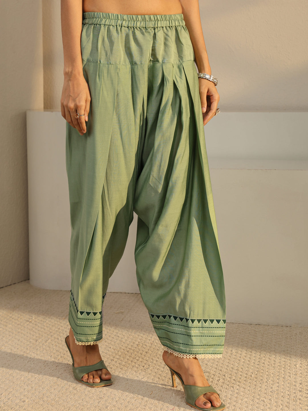  Green Floral Embroidered Chanderi Silk Straight Suit Set With Dupatta 