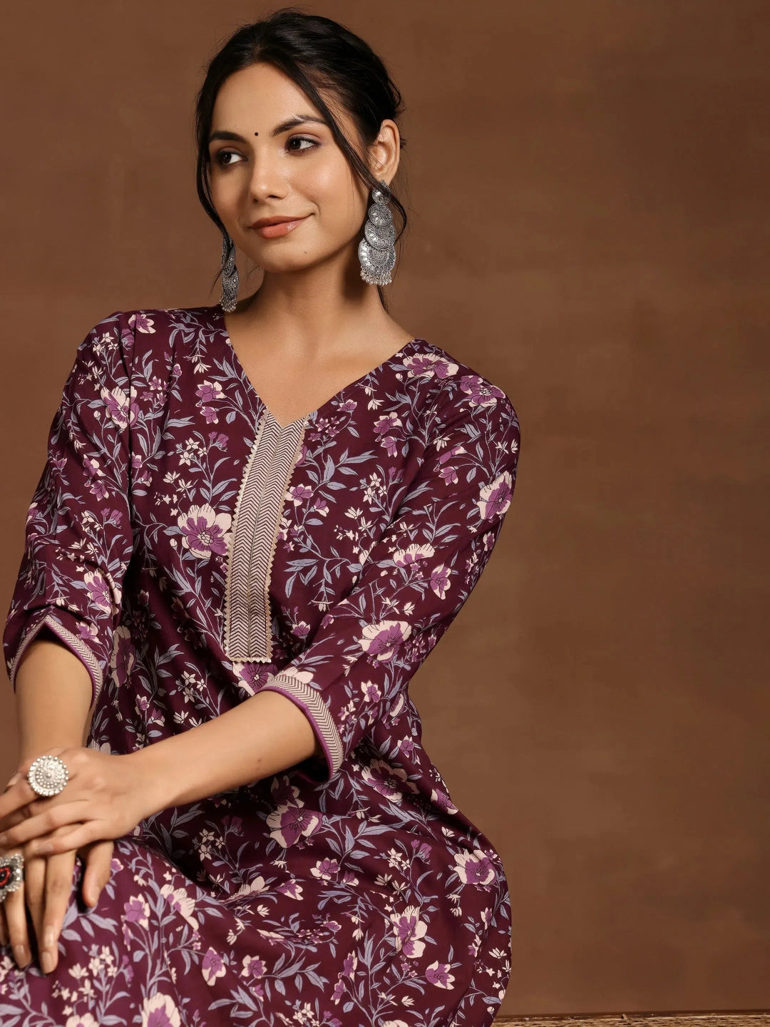  Green Embroidered Silk Blend Straight Kurta Set 