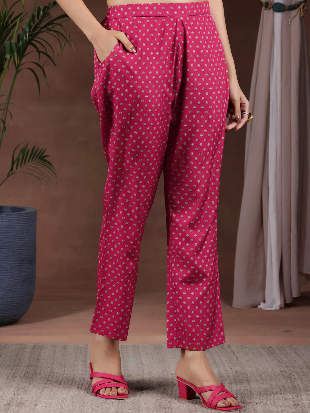  Off White Printed Poly Crepe Straight Suit With Dupatta 