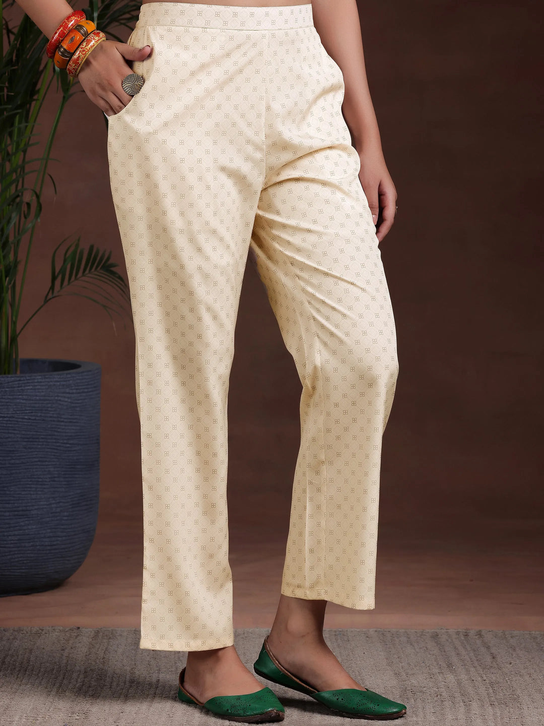  Off White Printed Poly Crepe Straight Suit With Dupatta 