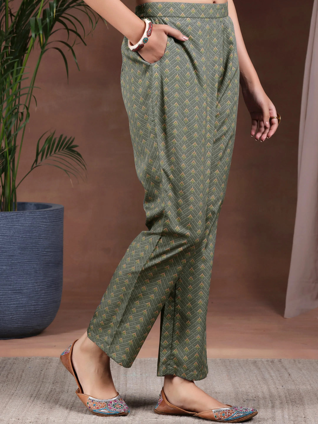  Grey Printed Poly Crepe Straight Suit With Dupatta 