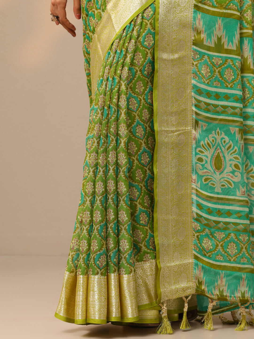 Green Printed Georgette Saree With Unstitched Blouse Piece 