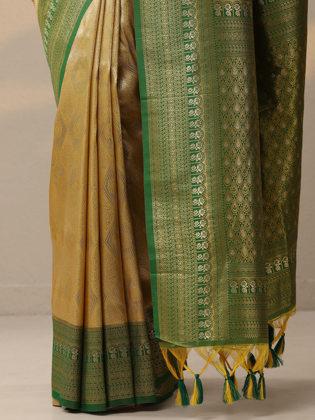  Mustard Printed Silk Blend Saree With Unstitched Blouse Piece 