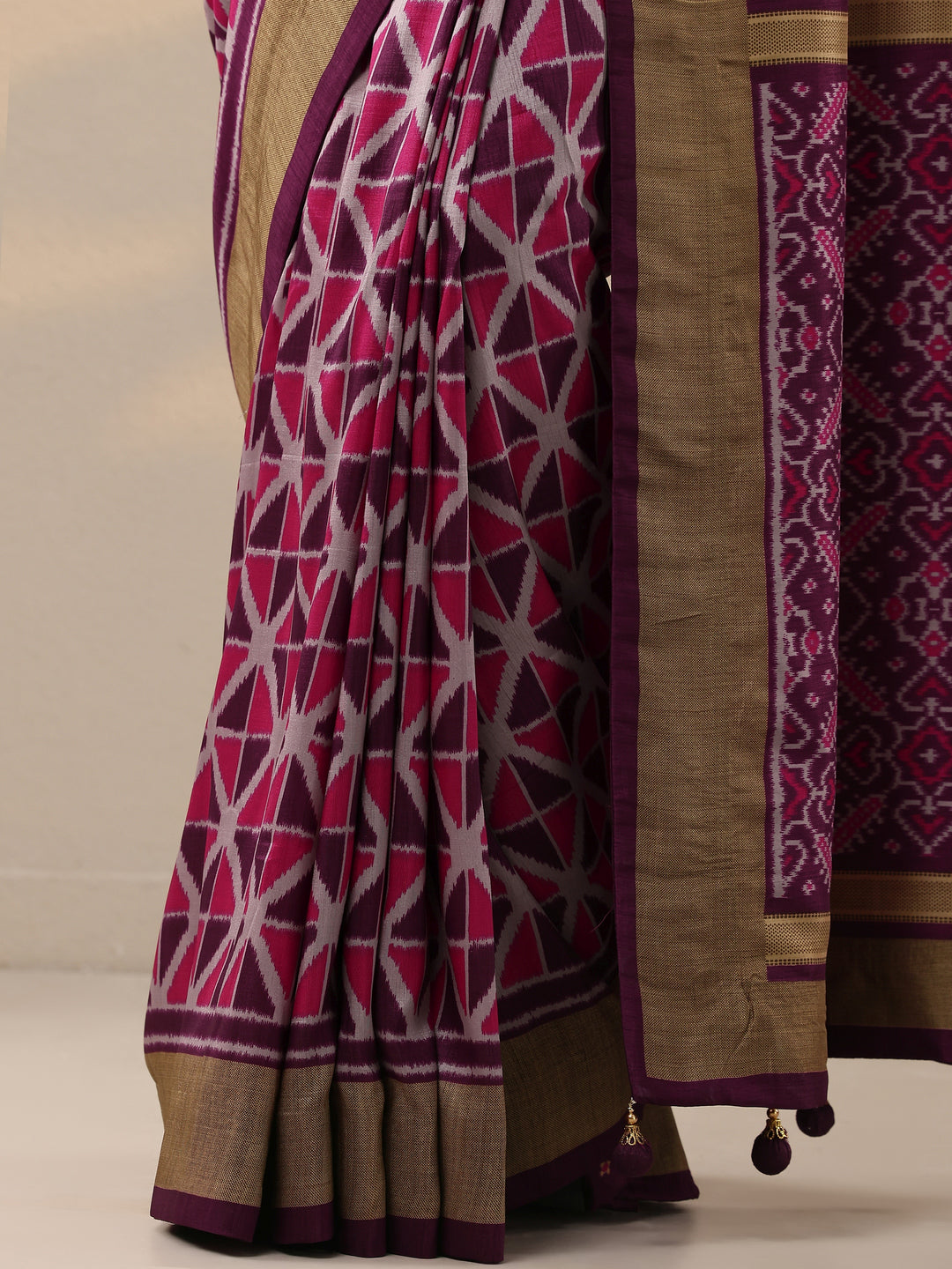  Magenta Printed Silk Blend Saree With Unstitched Blouse Piece 