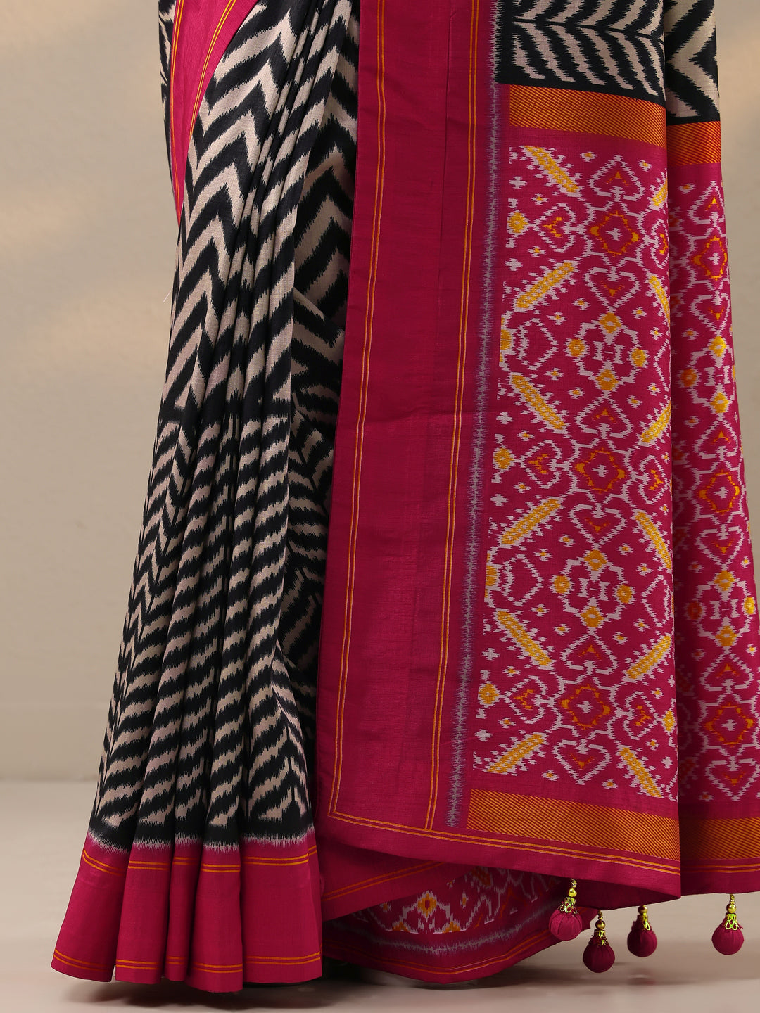  Black Leheriya Printed Silk Blend Saree With Unstitched Blouse Piece 