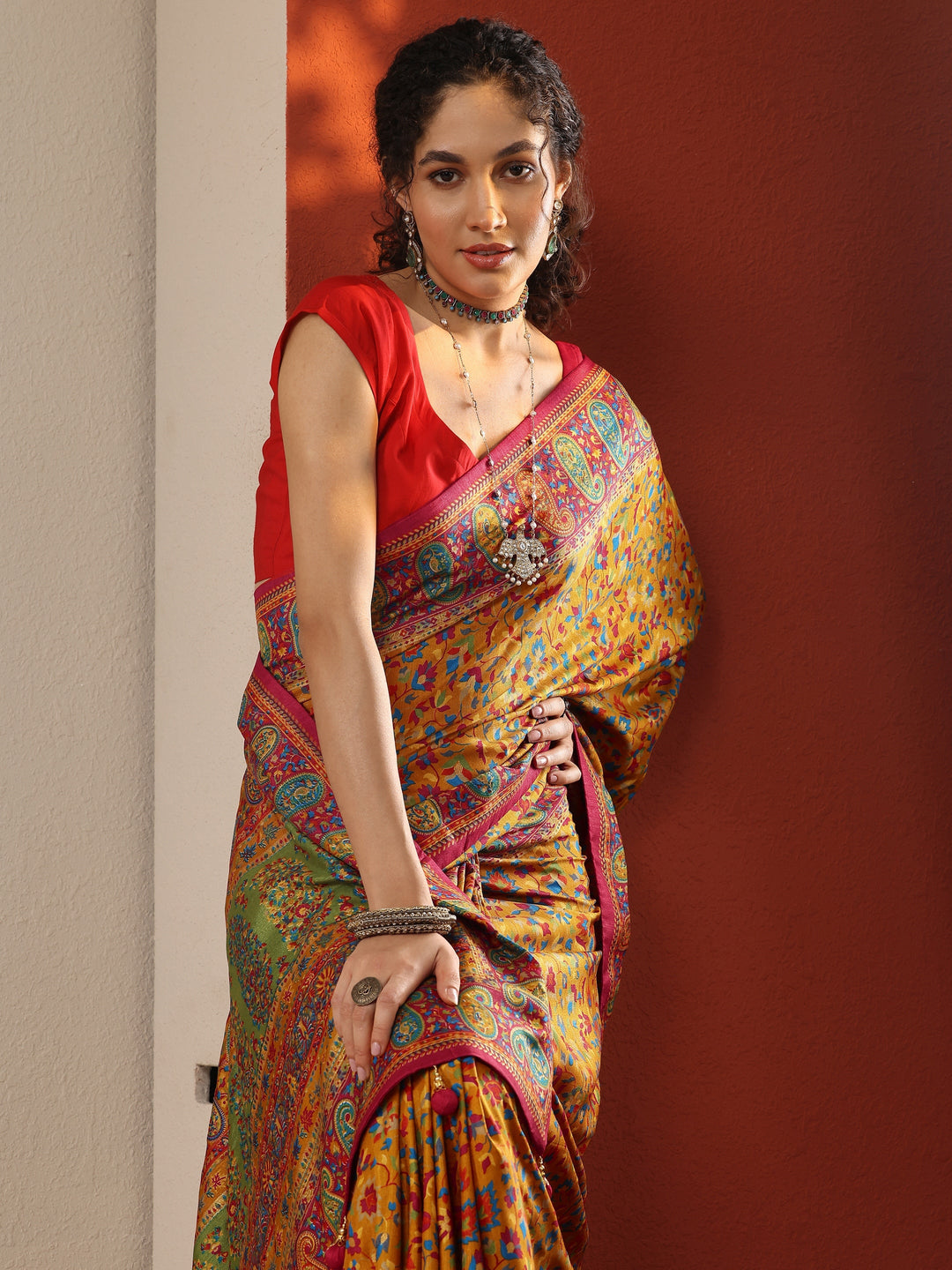 Mustard Printed Silk Blend Saree With Unstitched Blouse Piece