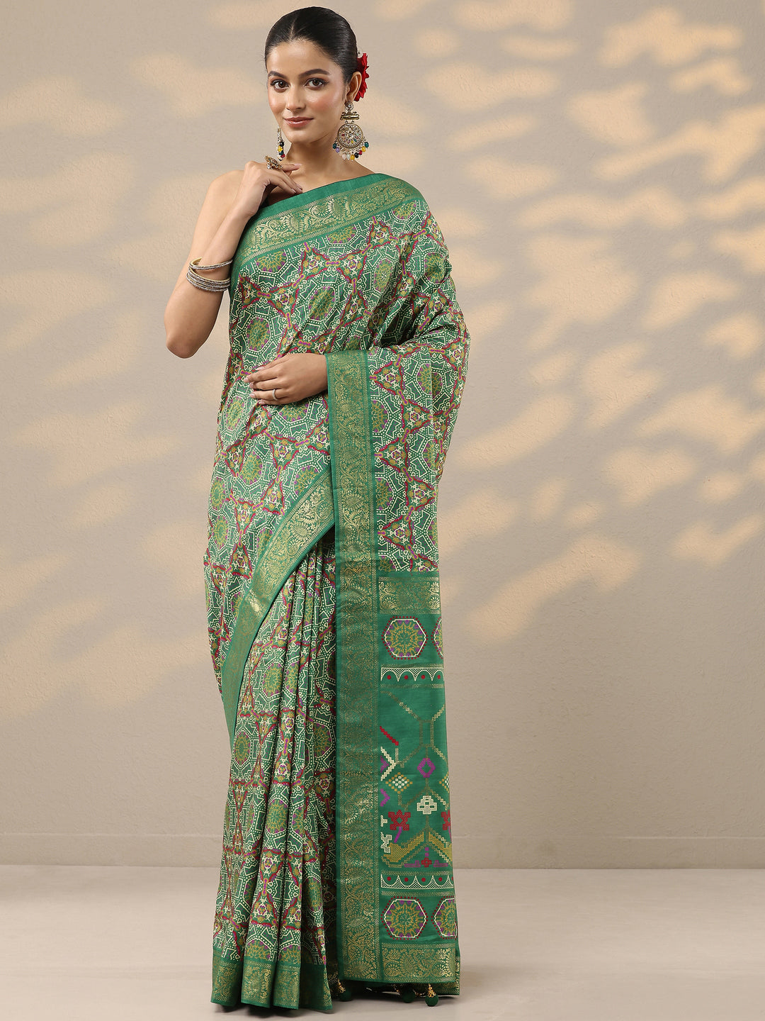 Green Printed Silk Blend Saree With Unstitched Blouse Piece
