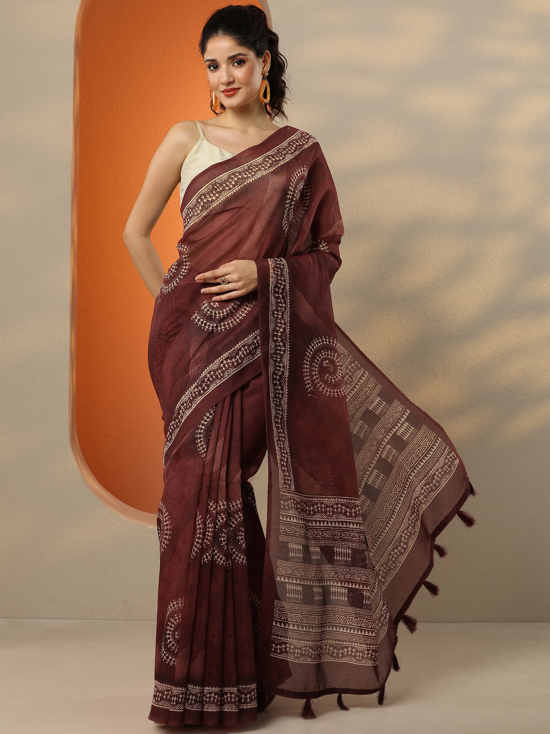 Brown Printed Silk Blend Saree With Unstitched Blouse Piece