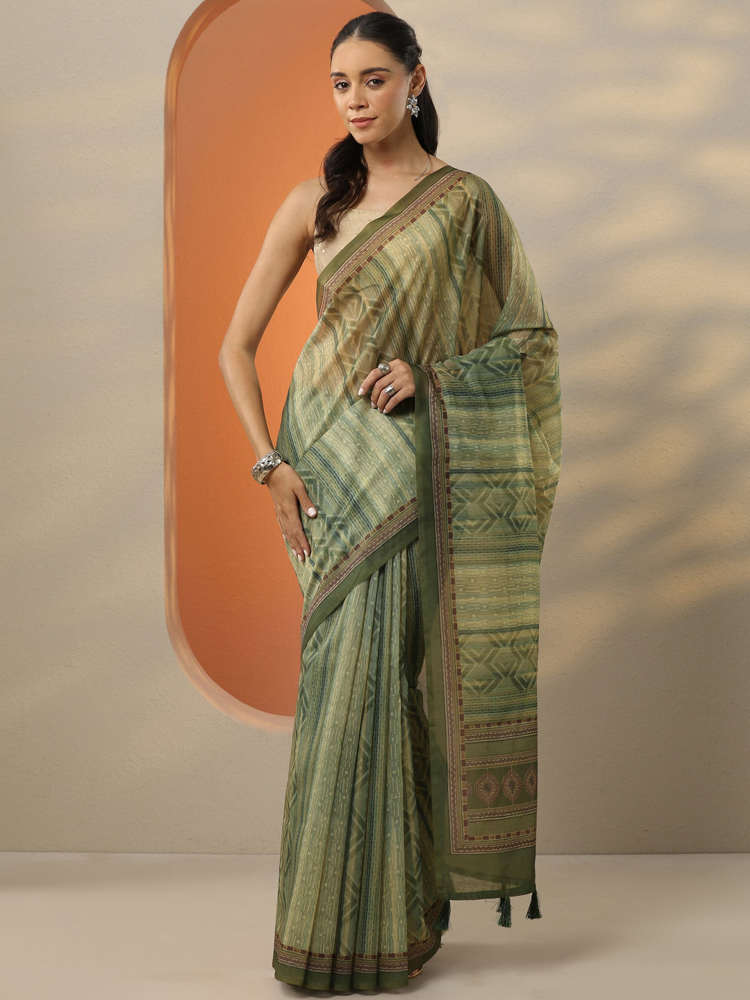  Green Printed Silk Blend Saree With Unstitched Blouse Picece 