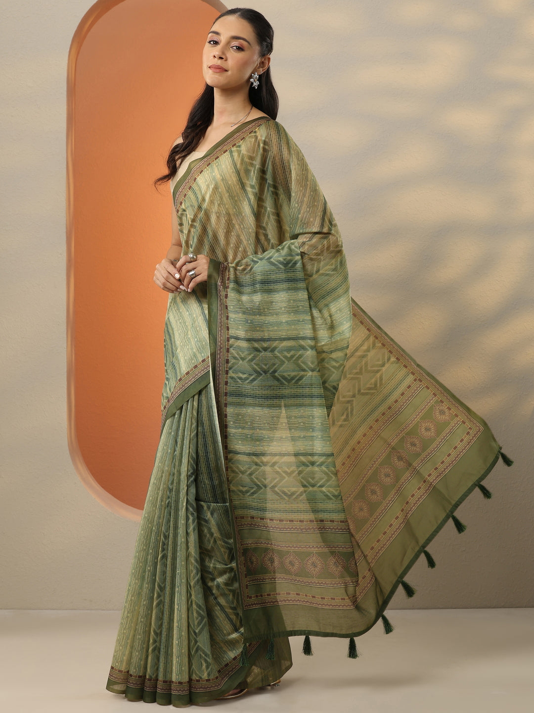  Green Printed Silk Blend Saree With Unstitched Blouse Picece 