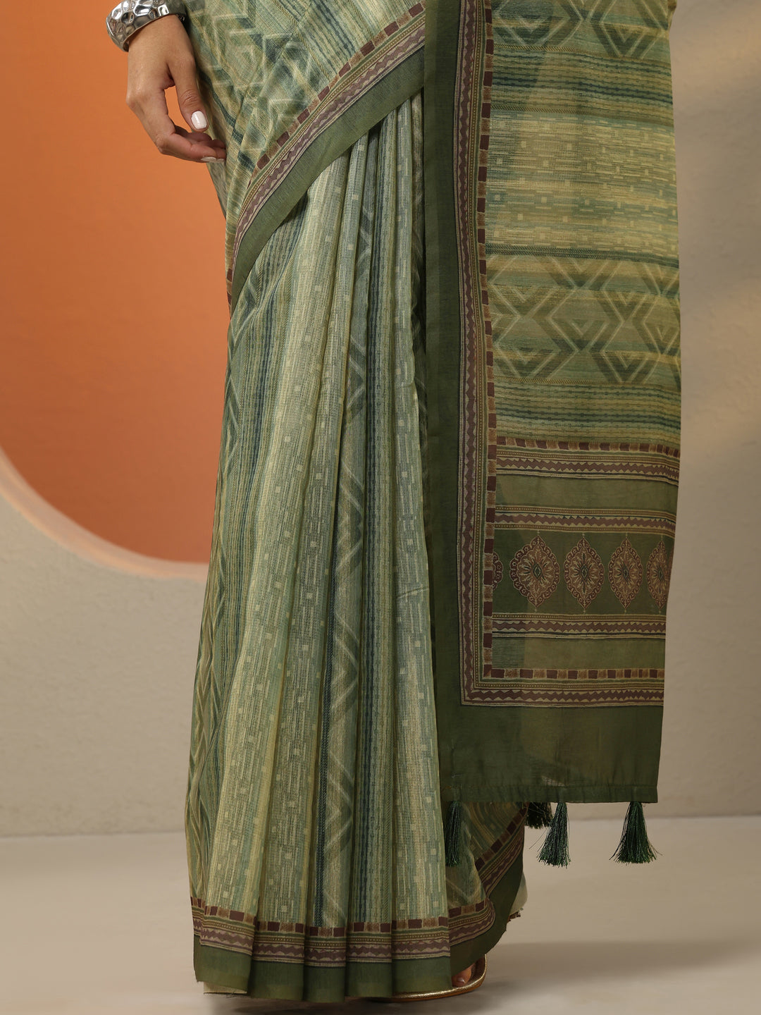  Green Printed Silk Blend Saree With Unstitched Blouse Picece 
