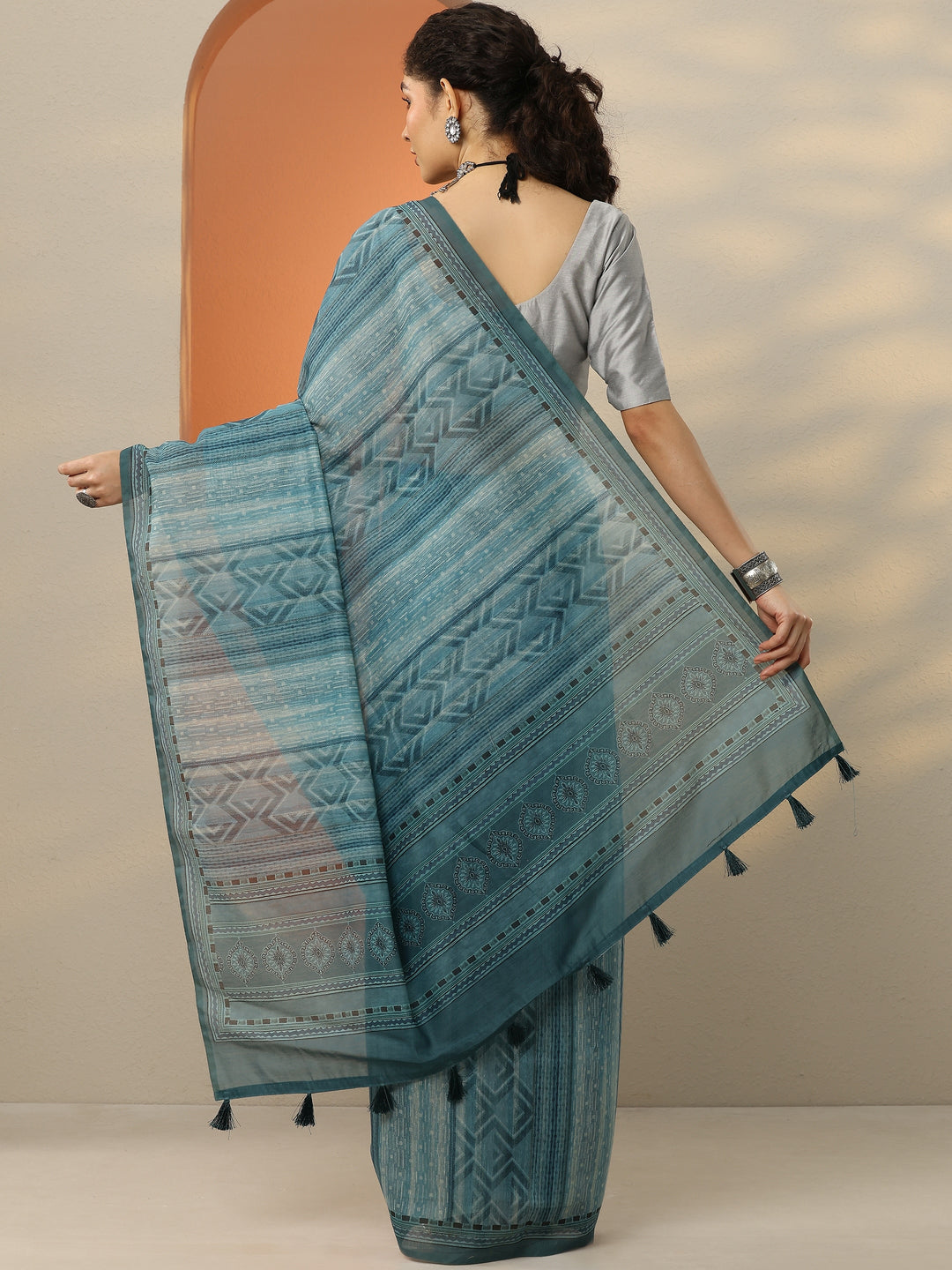  Green Printed Silk Blend Saree With Unstitched Blouse Picece 