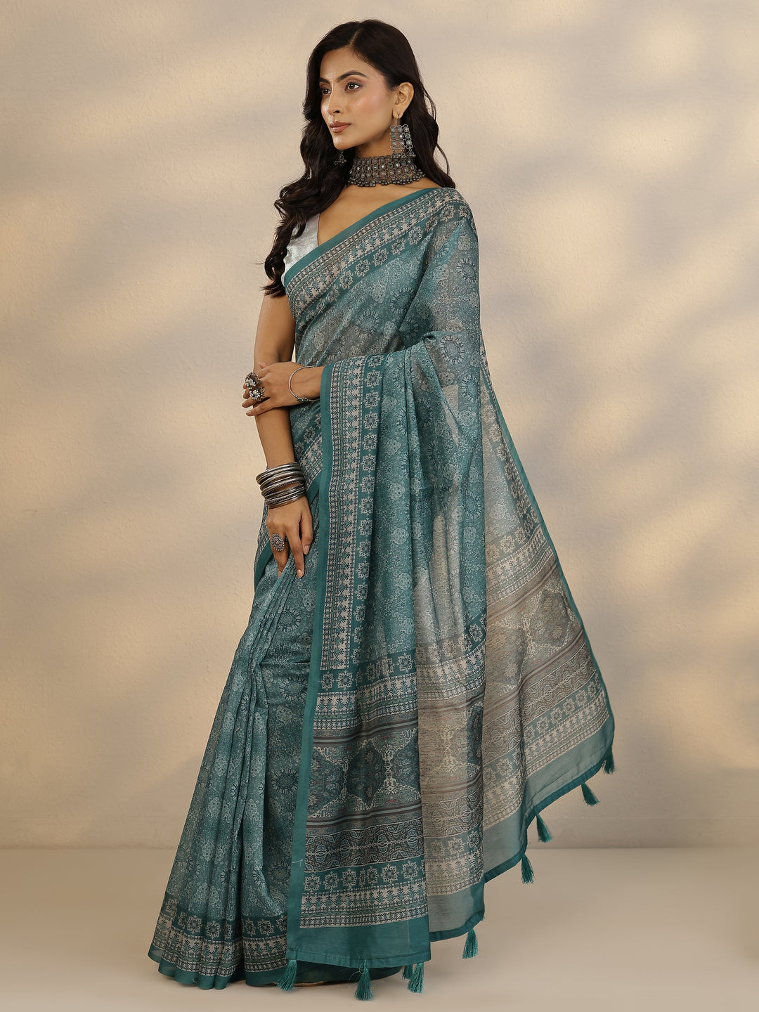  Green Printed Silk Blend Saree With Unstitched Blouse Picece 