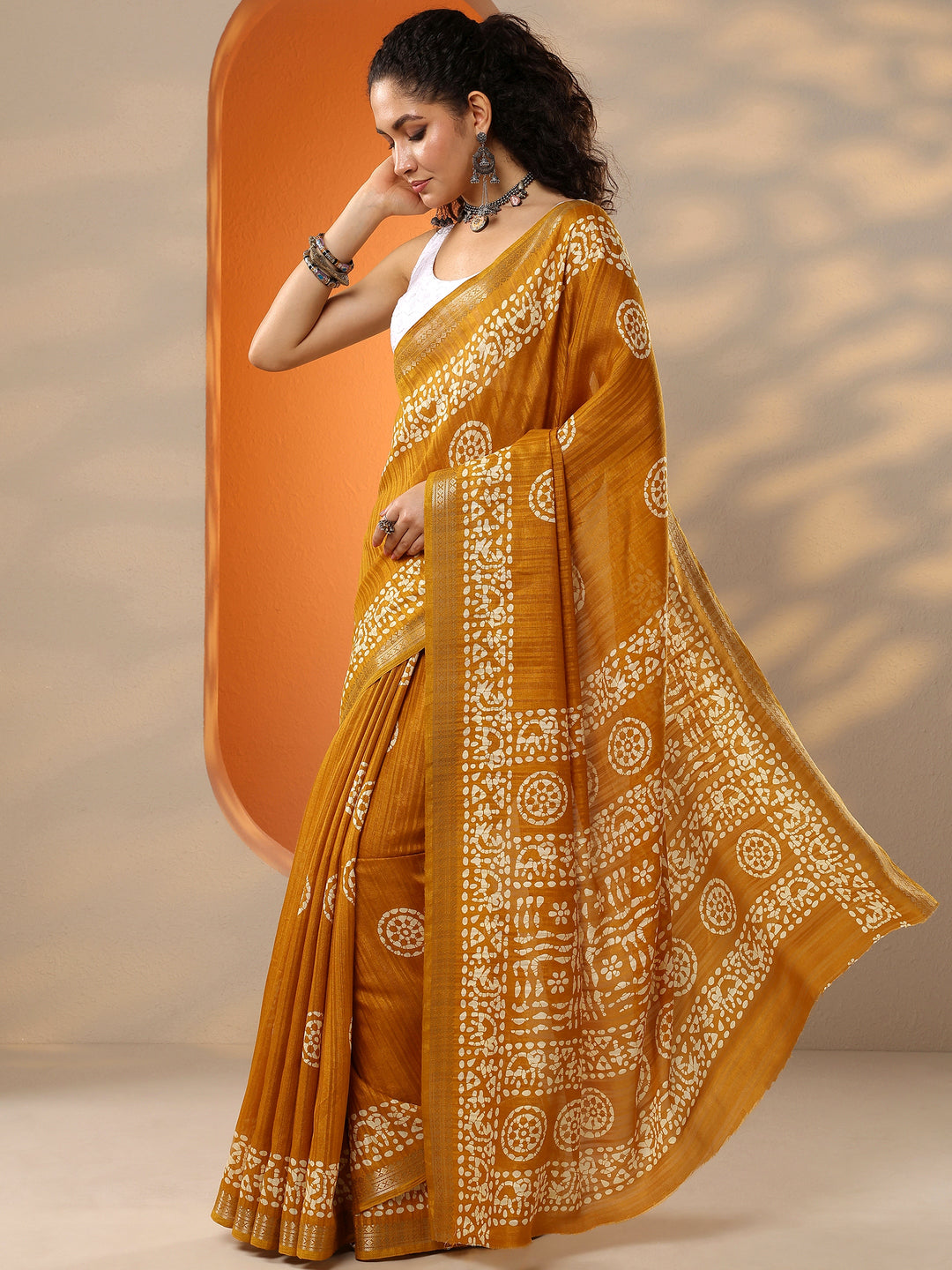  Mustard Printed Silk Blend Saree With Unstitched Blouse Piece 