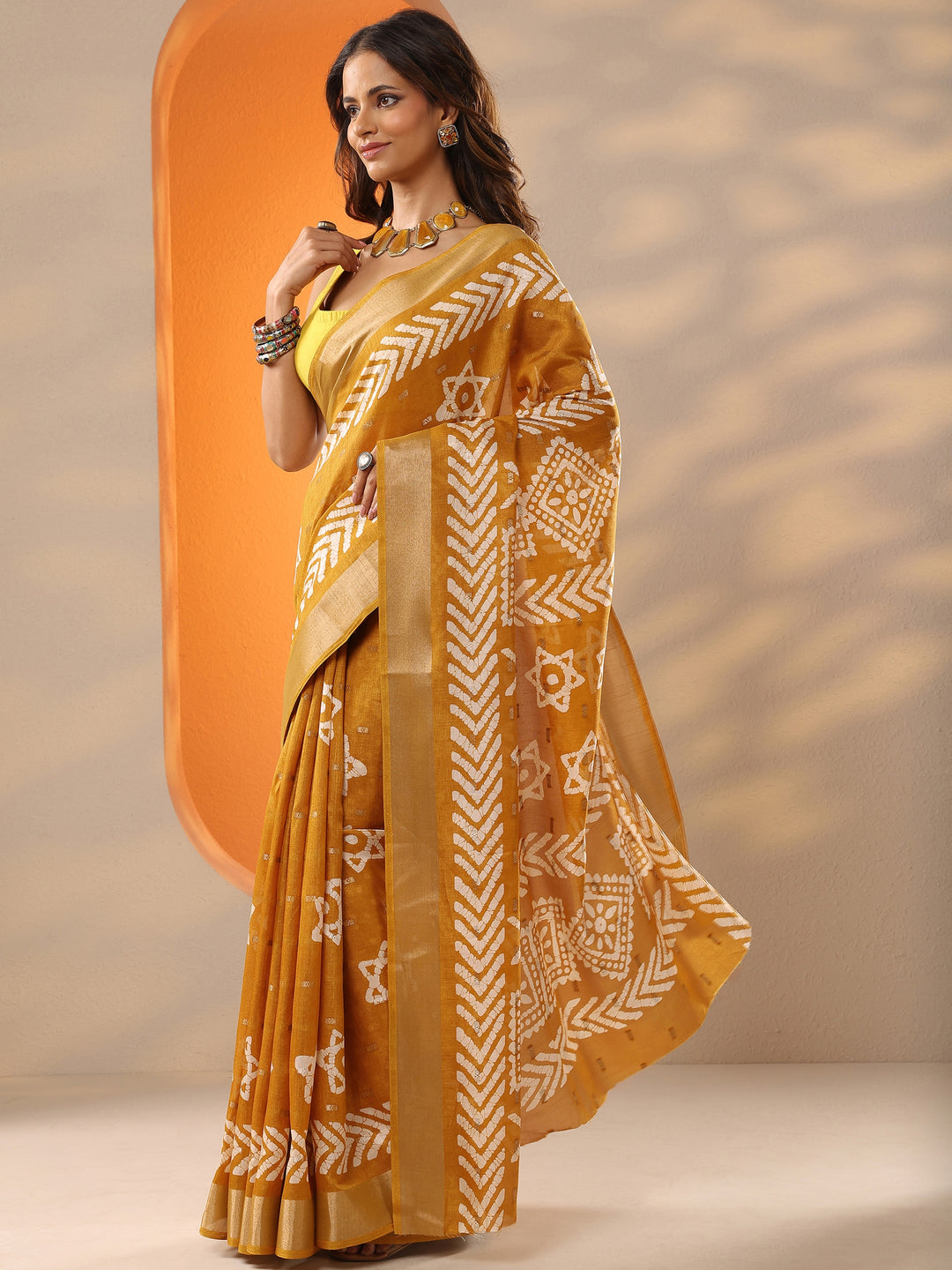  Mustard Printed Silk Blend Saree With Unstitched Blouse Piece 
