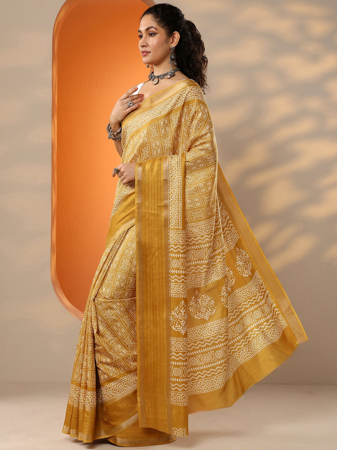  Mustard Printed Silk Blend Saree With Unstitched Blouse Picece 