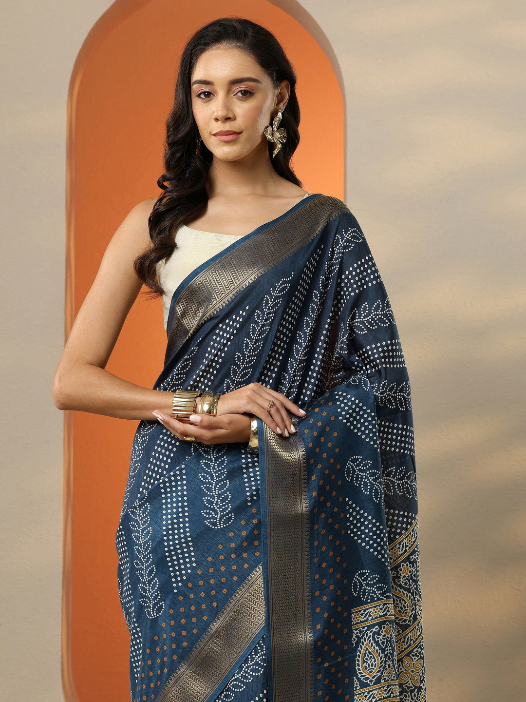 Navy Blue Bandhani Printed Silk Blend Saree With Unstitched Blouse Piece