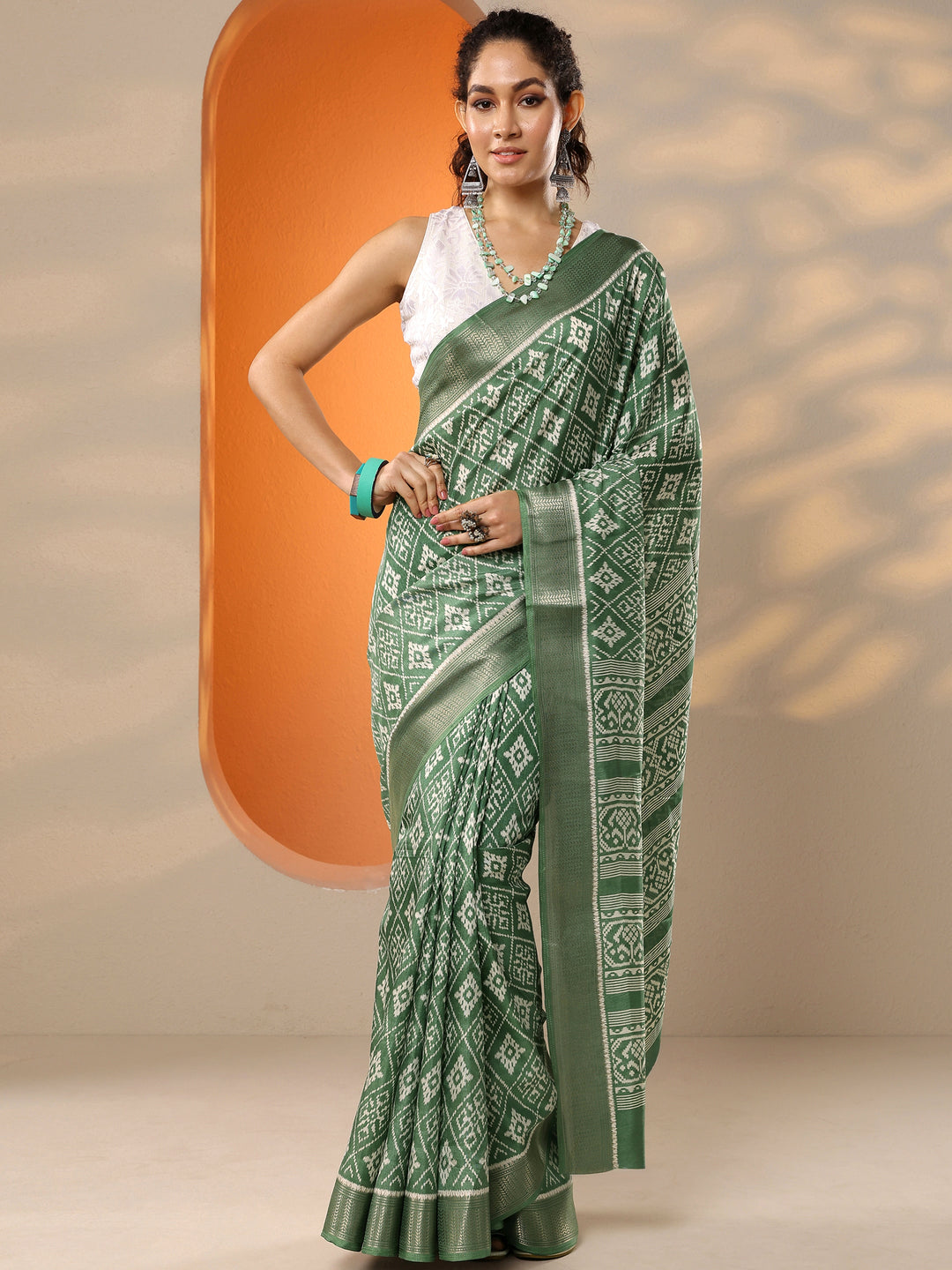  Green Printed Silk Blend Saree With Unstitched Blouse Picece 