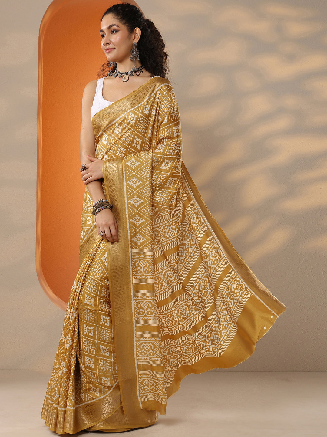  Mustard Printed Silk Blend Saree With Unstitched Blouse Piece 