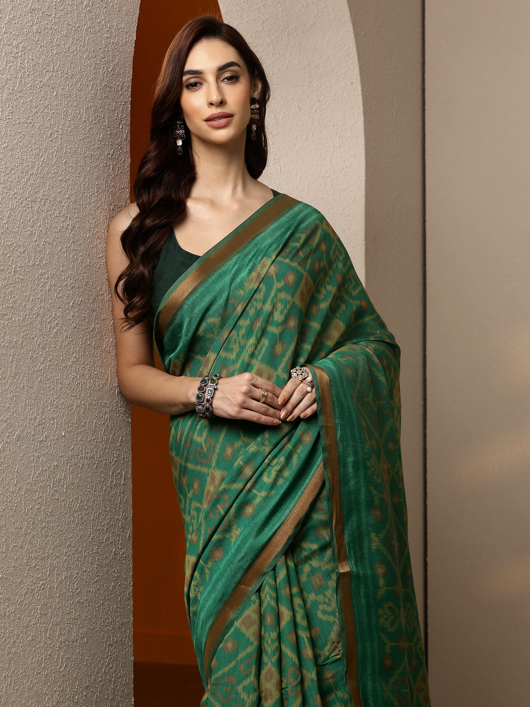 Green Ikkat Printed Silk Blend Saree With Unstitched Blouse Piece