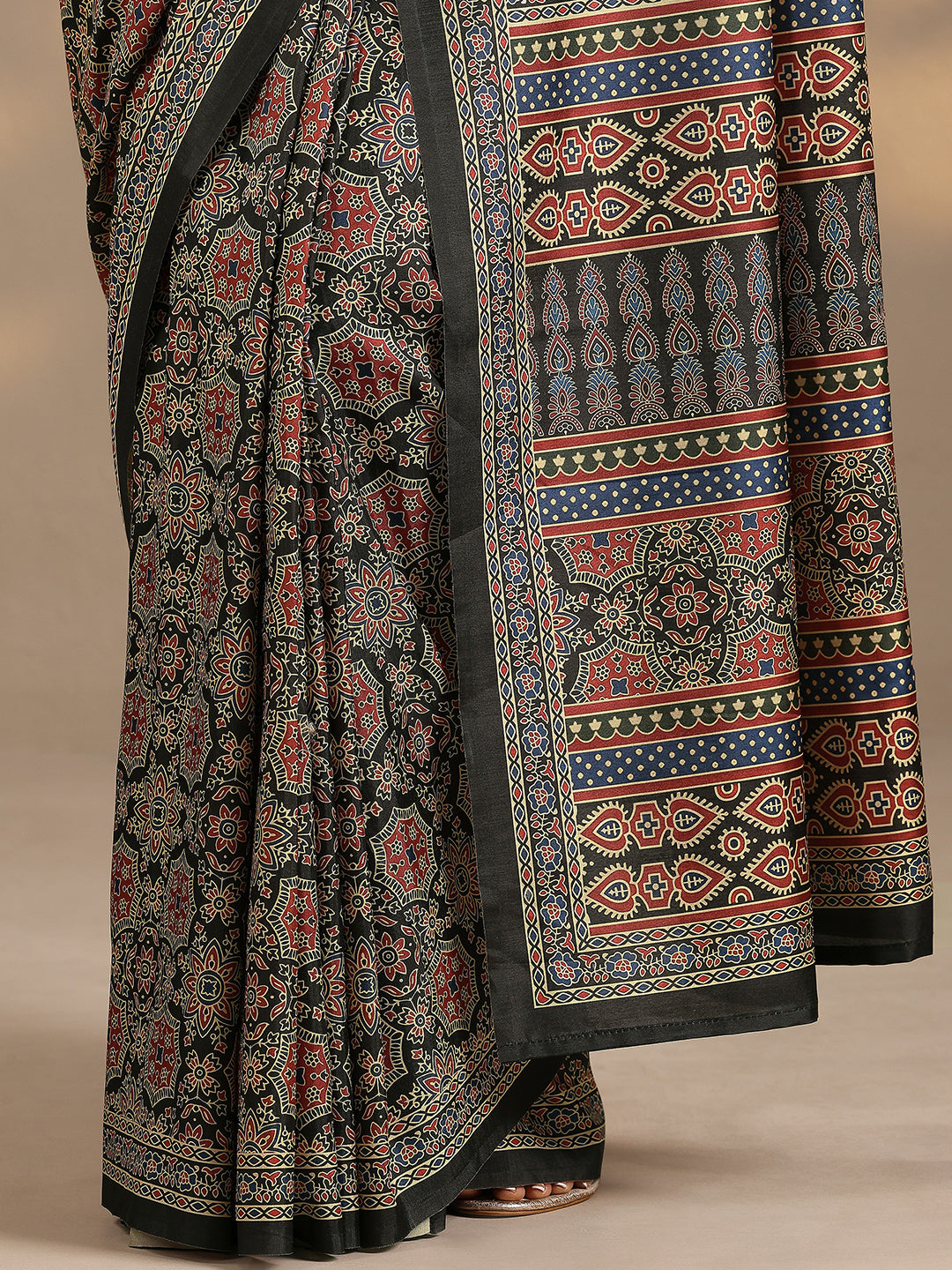  Charcoal Printed Silk Blend Saree With Unstitched Blouse Piece 