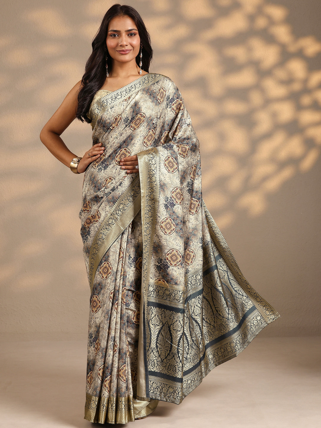 Grey Printed Silk Blend Saree With Unstitched Blouse Piece