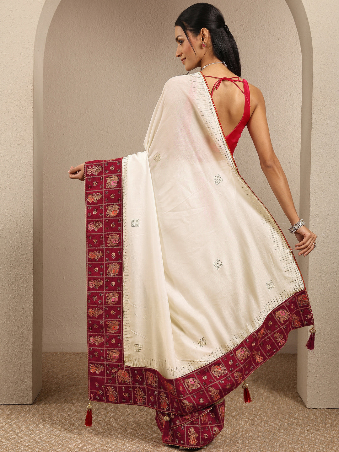  Off White Embellished Silk Blend Saree With Unstitched Blouse Piece 