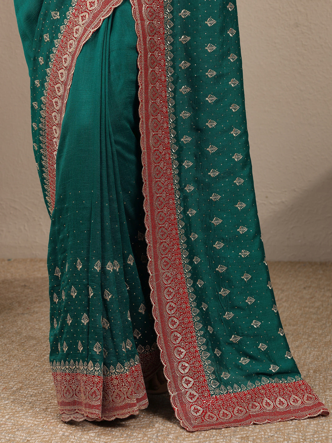  Green Embellished Silk Blend Saree With Unstitched Blouse Piece 