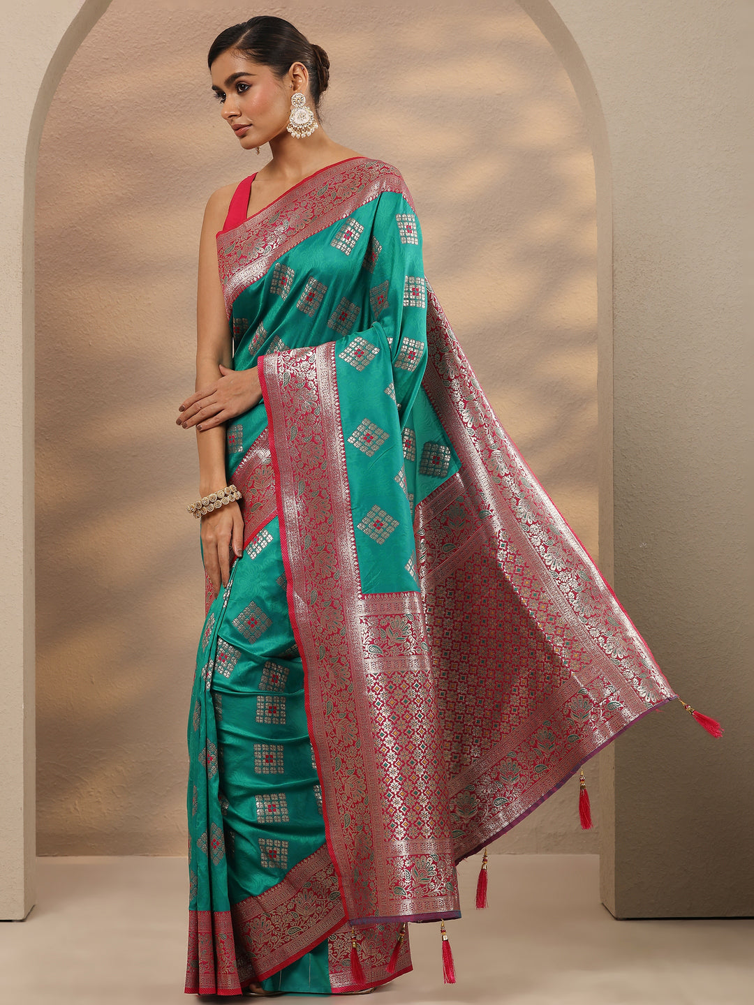  Green Geometric Woven Design Silk Blend Saree With Unstitched Blouse Piece 