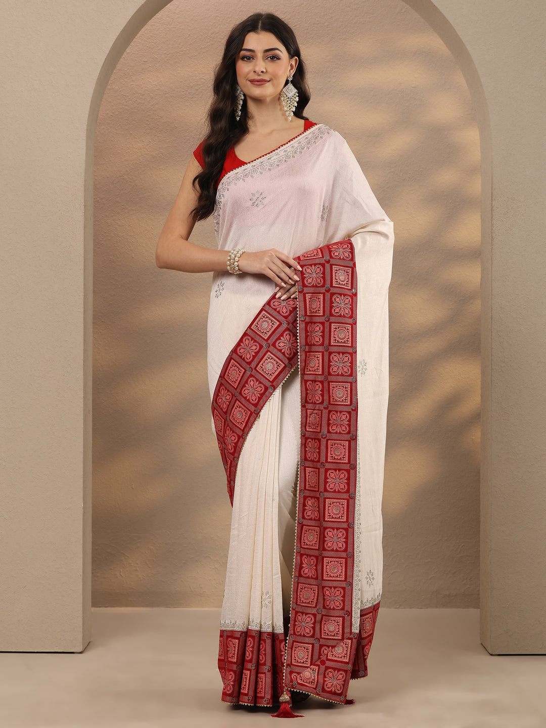 Off White Embellished Silk Blend Saree With Unstitched Blouse Piece 
