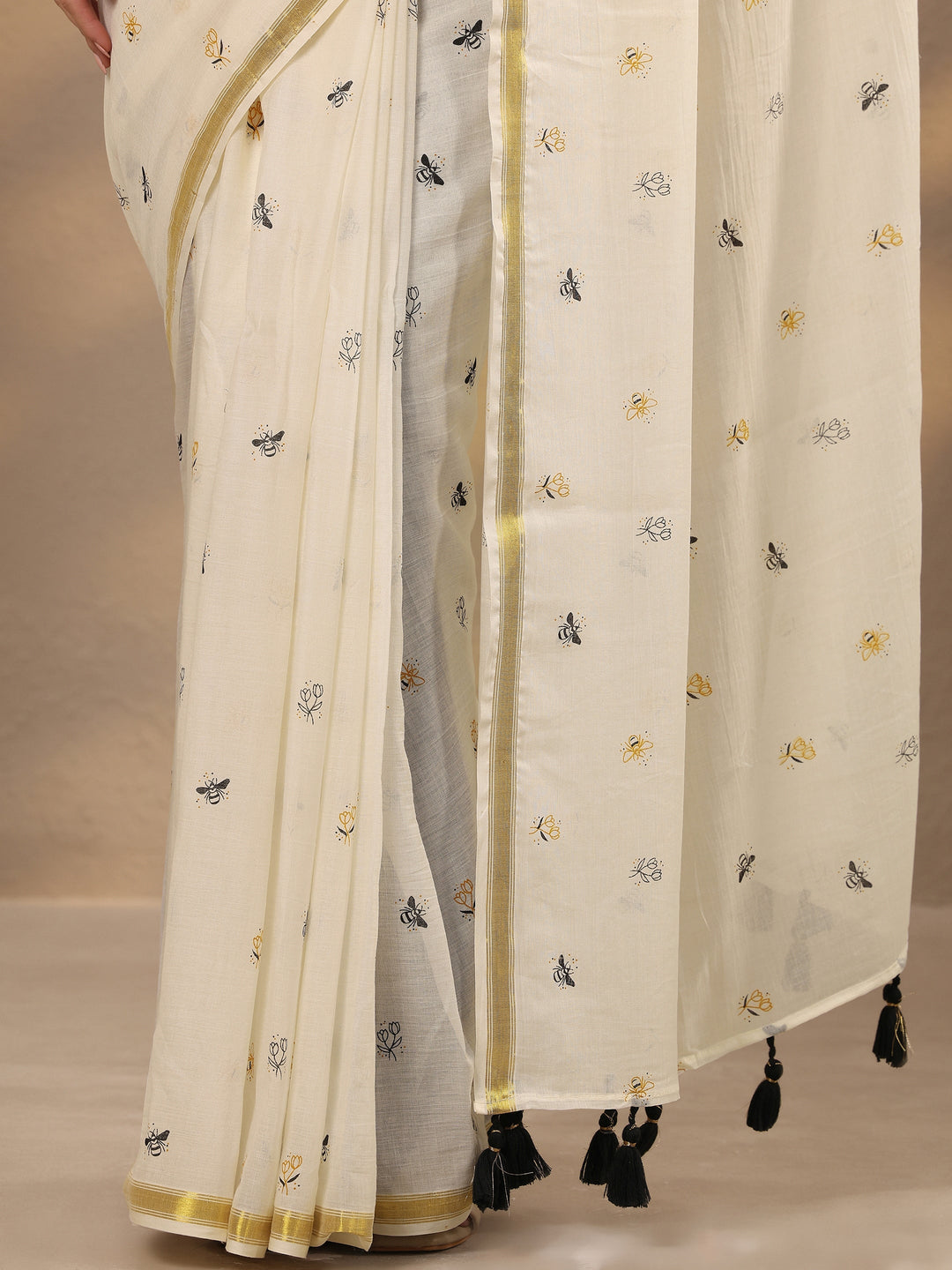  Off White Printed Cotton Blend Saree With Unstitched Blouse Piece 