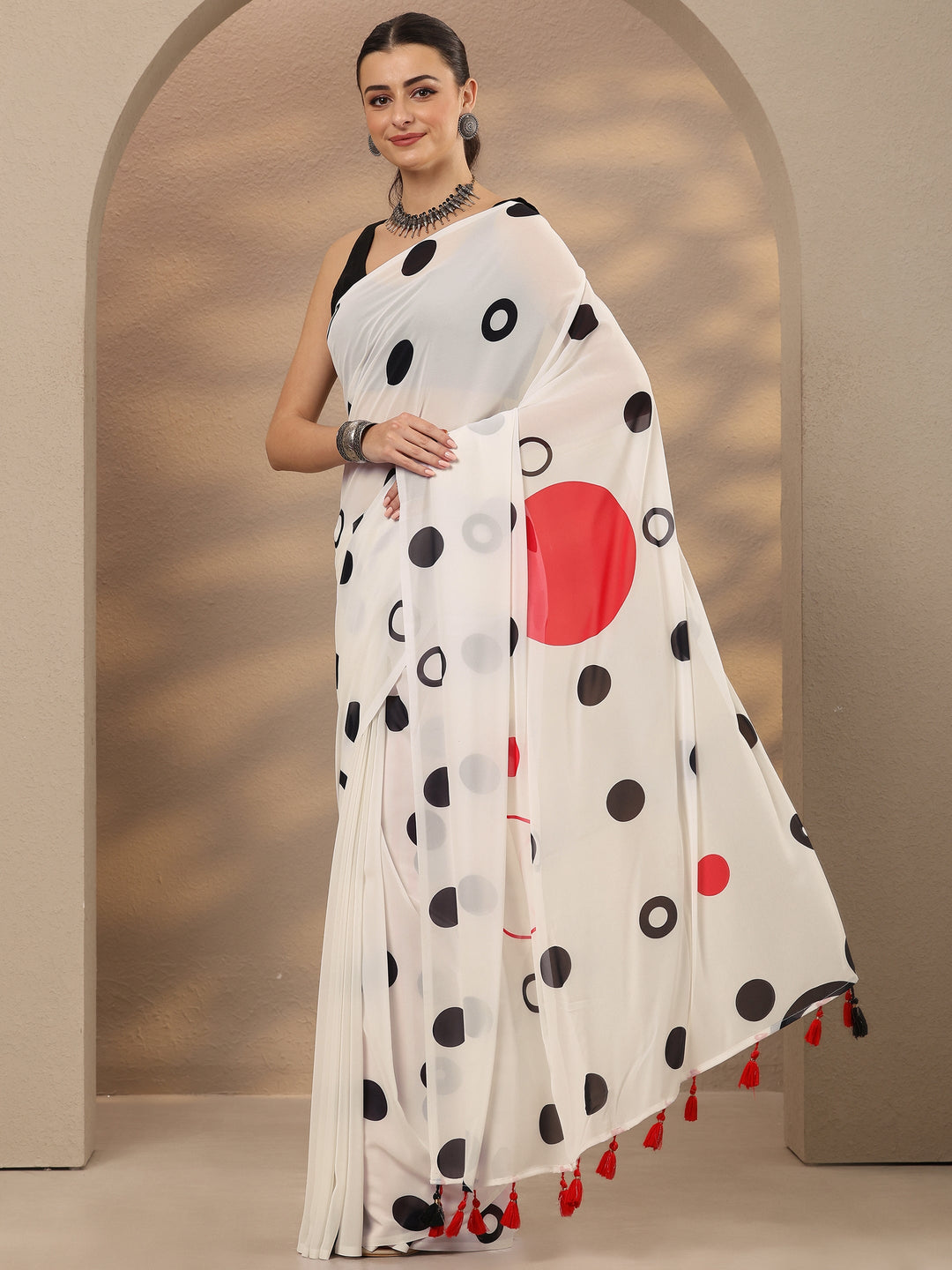  Off White Geometric Printed Georgette Saree With Unstitched Blouse Piece 