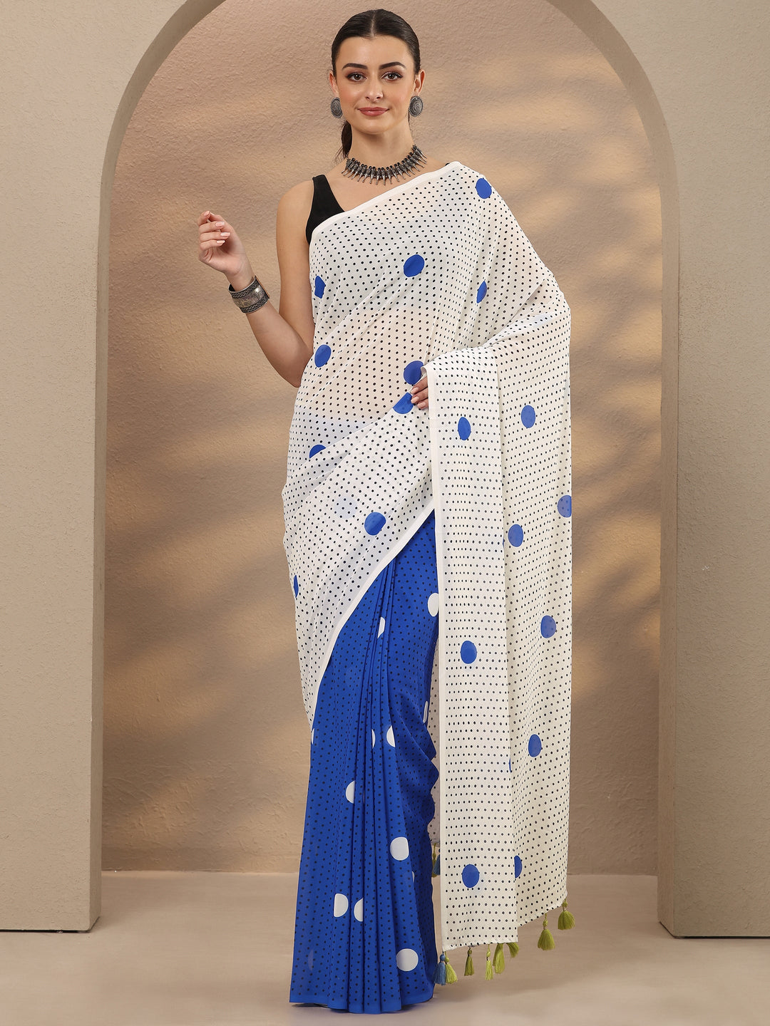  Off White Geometric Printed Georgette Saree With Unstitched Blouse Piece 